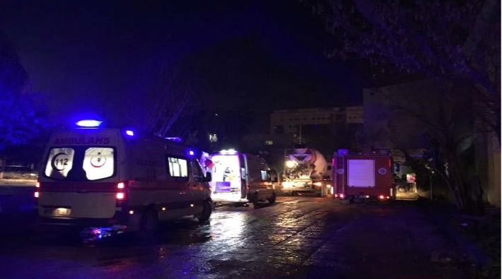 Akdeniz Üniversitesi'nde iskele çöktü: 7 işçi yaralandı