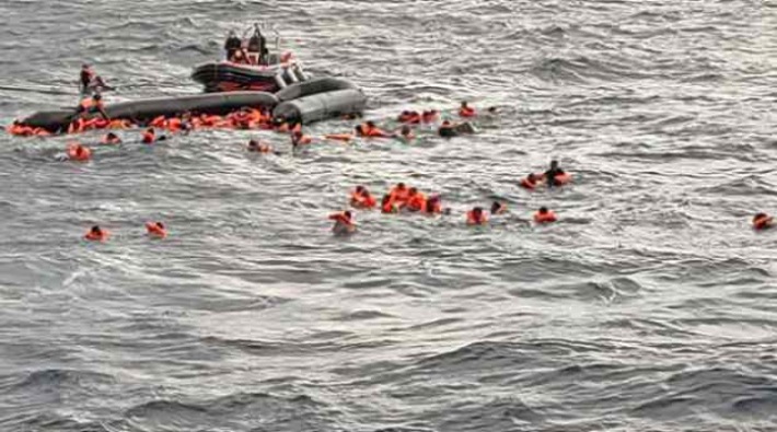 Akdeniz'de sığınmacıları taşıyan bot battı: 1'i bebek 6 ölü