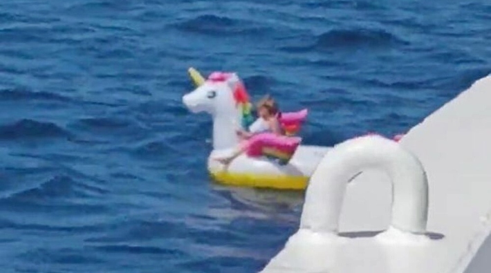 Akdeniz’in ortasında can simidiyle sürüklenen 5 yaşındaki kız çocuğu tesadüfen bulundu