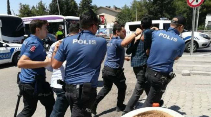 AKP binası önünde toplanan çiftçilere polis saldırısı