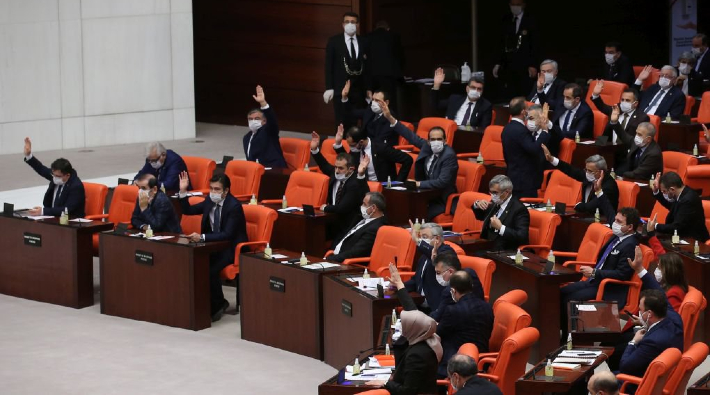 'Yurt çıkmayan öğrencilere asgari ücretin yarısı kadar burs verilsin' teklifi, AKP-MHP oylarıyla reddedildi