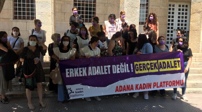 Adana’da kadınlar istismarcı babanın beraatine karşı isyanda!
