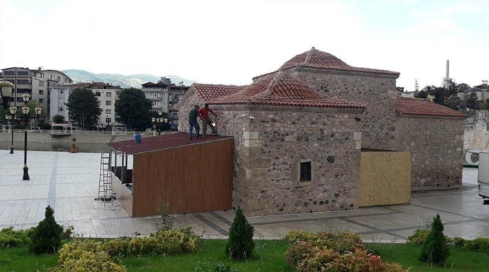 AKP'li belediye 800 yıllık türbeyi millet kıraathanesi yaptı