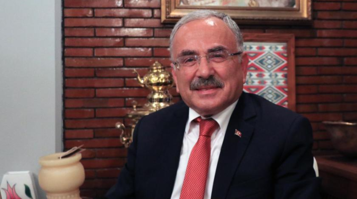 AKP'li belediye başkanı 6 ayrı yerden 250 bin liraya yakın maaş alıyormuş!