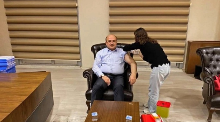 AKP’li belediye başkanı makamında maskesiz aşı oldu