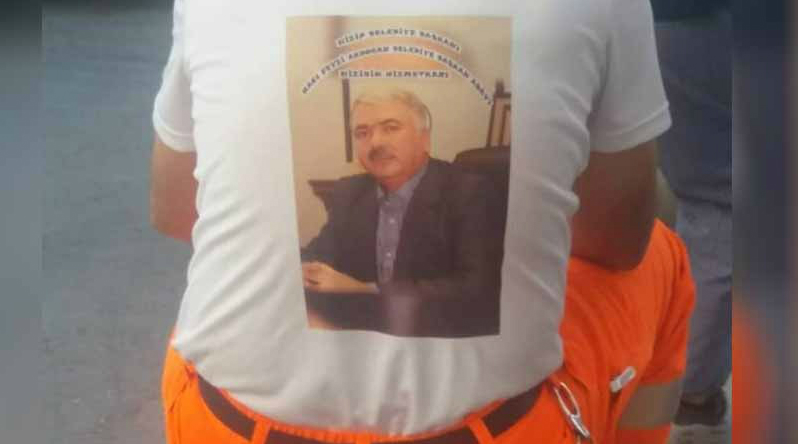 AKP'li belediye başkanı işçilerin kıyafetlerine kendi fotoğrafını bastırdı