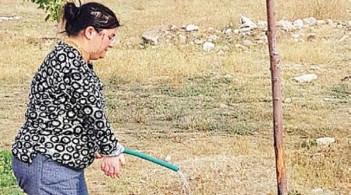 AKP'li belediye, tek kolunu kullanamayan bedensel engelli personeli bahçe temizliği için görevlendirdi