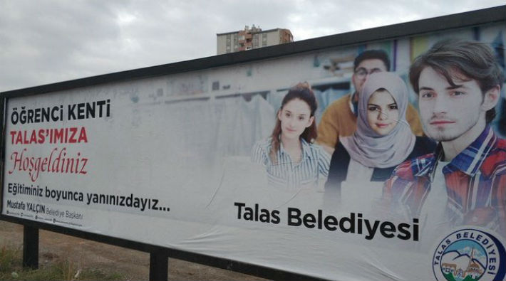 AKP'li belediye Selena Gomez'e photoshop ile türban taktı