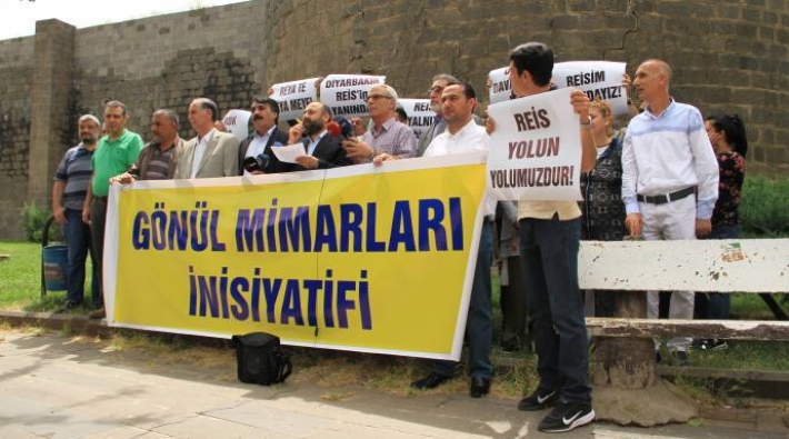 AKP'lilerden Davutoğlu protestosu