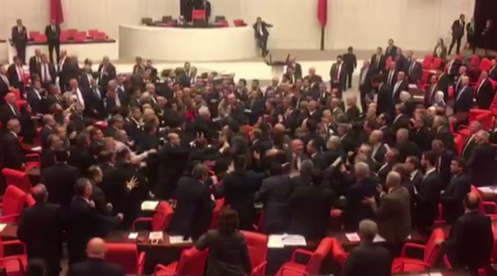 Meclis'te canlı yayında linç girişimi: AKP'liler, CHP'li Engin Özkoç'a saldırdı!