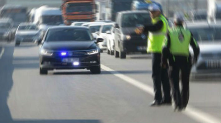 AKP'lilerin araçlarını arayan polisler açığa alındı