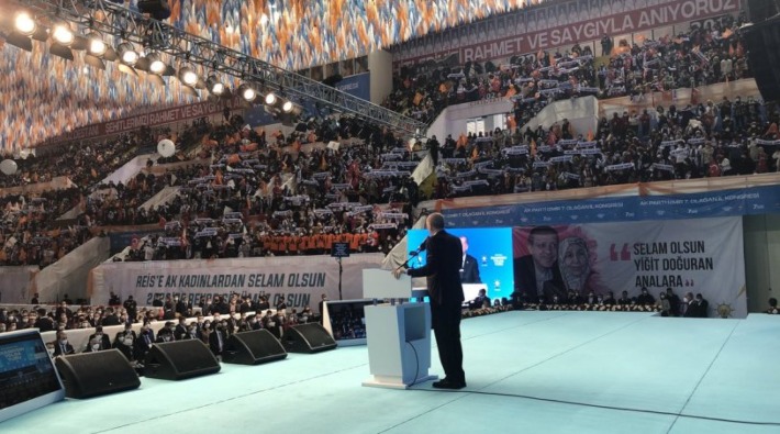Erdoğan'ın 'lebaleb' olmasıyla övündüğü AKP kongrelerinde ilk pozitif vaka