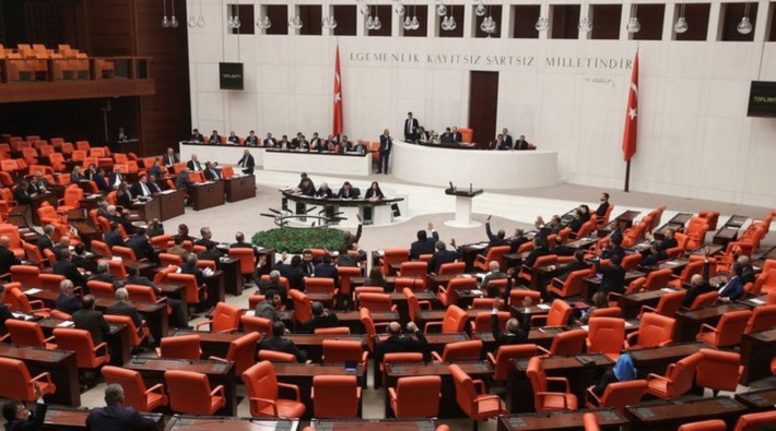 AKP'nin yasa teklifi eğitim komisyonundan geçti: Üniversitede yaz eğitimi kabul edildi