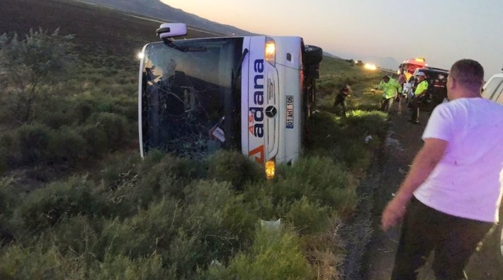 Aksaray'da yolcu otobüsü devrildi: 22 yaralı