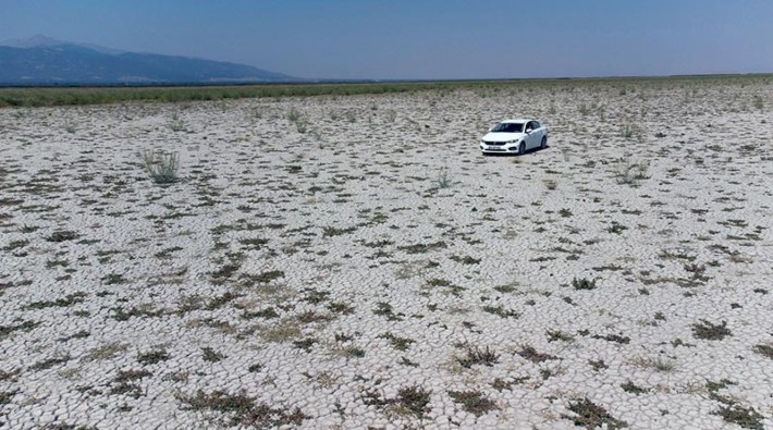 Akşehir Gölü tamamen kurudu: Ortasında araçla gezilebiliyor