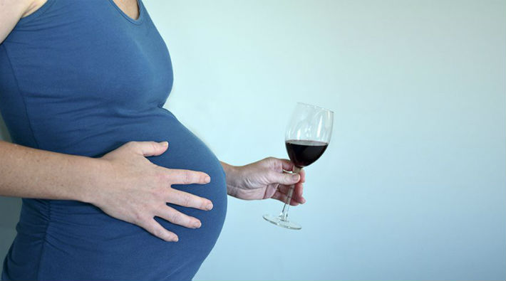 ‘Hamileyken düşük miktarda alkol almak zararlı olmayabilir’