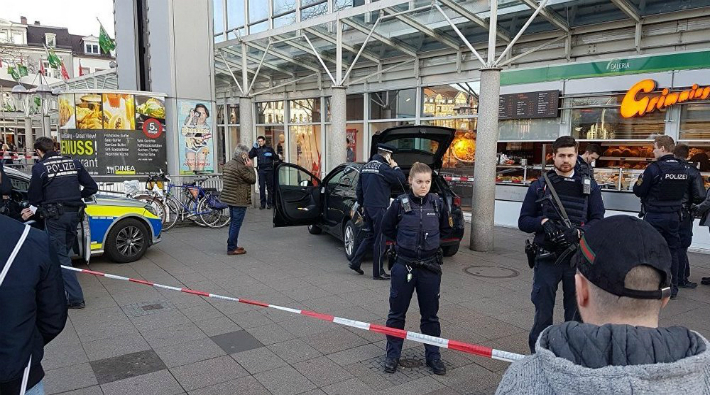 Almanya'da arabayla kalabalığın arasına dalan saldırgan vuruldu!