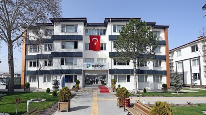 Almanya'ya götürdüğü 43 kişiyi geri getirmeyen AKP'li belediye yöneticisi görevden uzaklaştırıldı