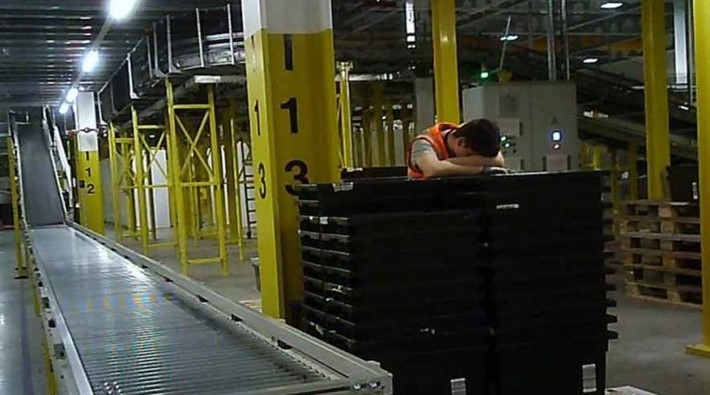 Amazon’da işçiler çalışırken ya uyuyakalıyor ya da düşüp bayılıyor