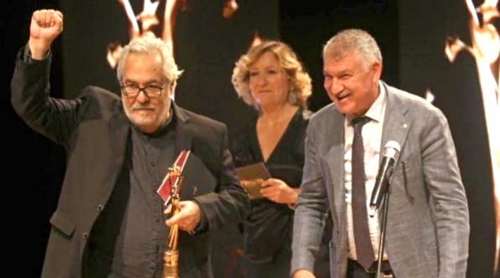 Anadolu Ajansı'ndan Rutkay Aziz'in ödülünü armağan ettiği TTB'ye sansür