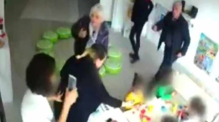 Anaokulu patronu çocukların önünde öğretmene saldırdı
