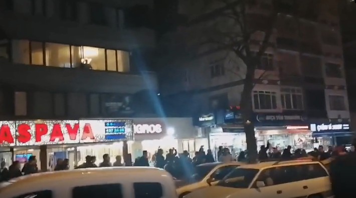 Yurttaşlar Türkiye'nin dört bir yanında meydanlarda: 'AKP istifa!'