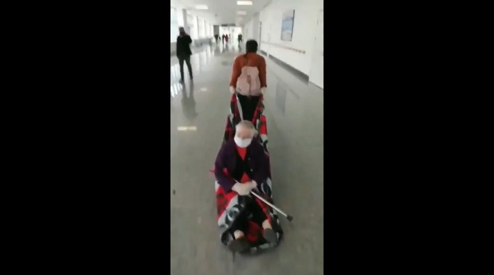 Bu görüntüler AKP'nin övünç kaynağından: Ankara Şehir Hastanesi'nde tekerlekli sandalye bulamayan kanser hastası battaniyeyle sürüklendi!