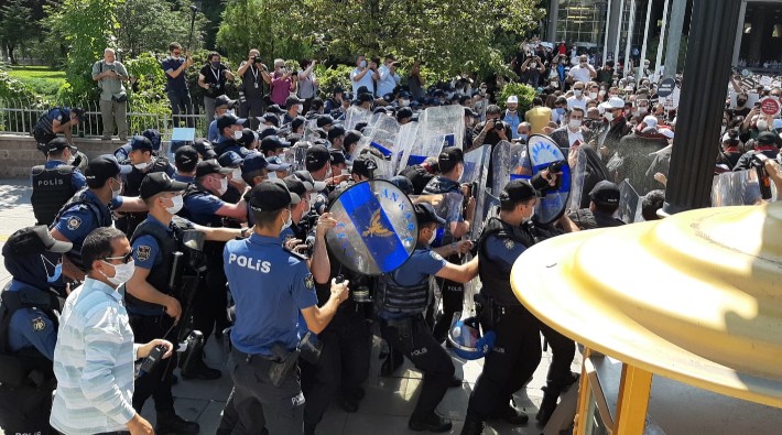 Ankara Adliyesi'ne abluka: Polis, Meclis'e yürümek isteyen avukatlara saldırdı!