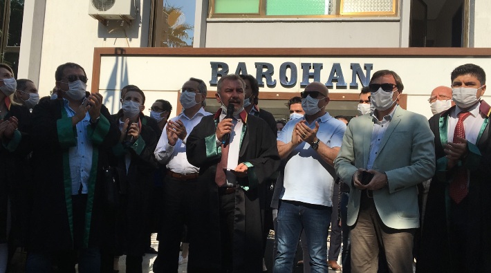Antalya Barosu'nun yürüyüşünün engellenmesi üzerine yüzlerce avukat bir araya geldi