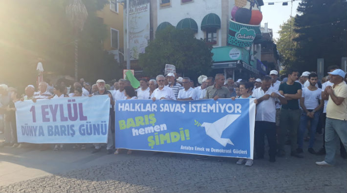 Antalya'da Dünya Barış Günü Eylemi: 'Savaş, Ölüm Ve Vahşettir'