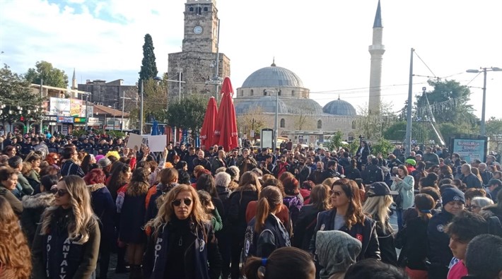 Antalya'da kadınların 'Las Tesis' eylemine polis engeli!