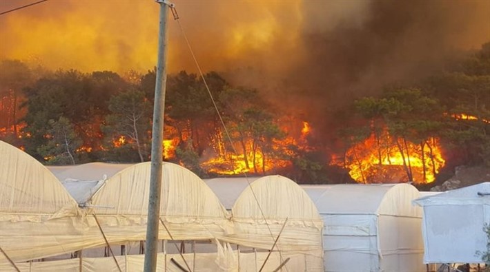 Antalya'da orman yangını: Alevler yön değiştirdi, kontrol zorlaştı