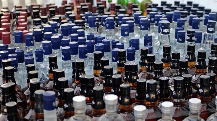Antalya'da otel deposuna baskın: 1108 litre sahte içki ele geçirildi