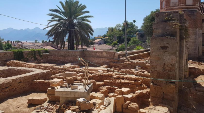 Antalya'da tarihi Yivli Minare'nin dibinde eski mezarlık bulundu