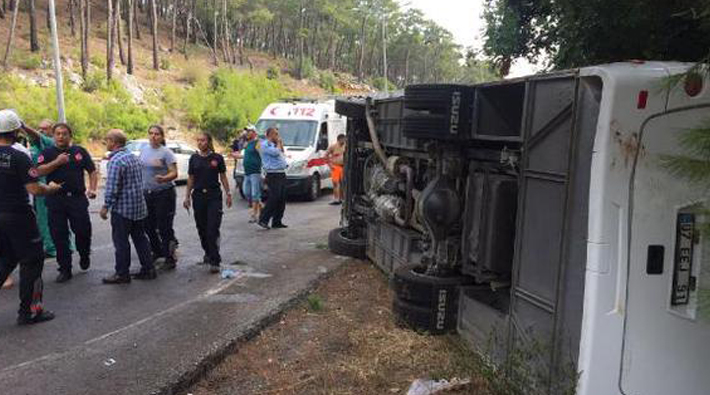 Antalya'da turist taşıyan midibüs devrildi: En az 20 yaralı