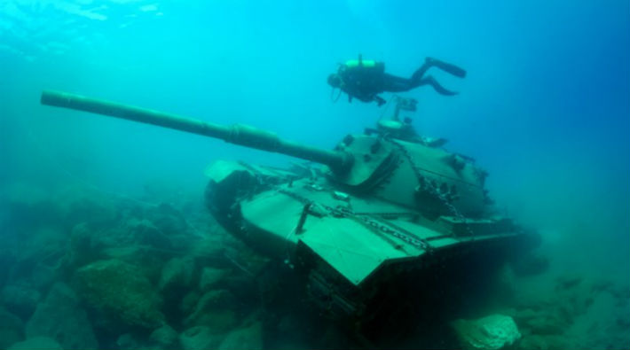 Antalya'da valilik 'dalış turizmini geliştirmek' amacıyla denize tank batırdı