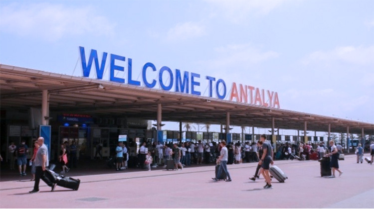 Antalya'ya 1 milyondan fazla turist geldi