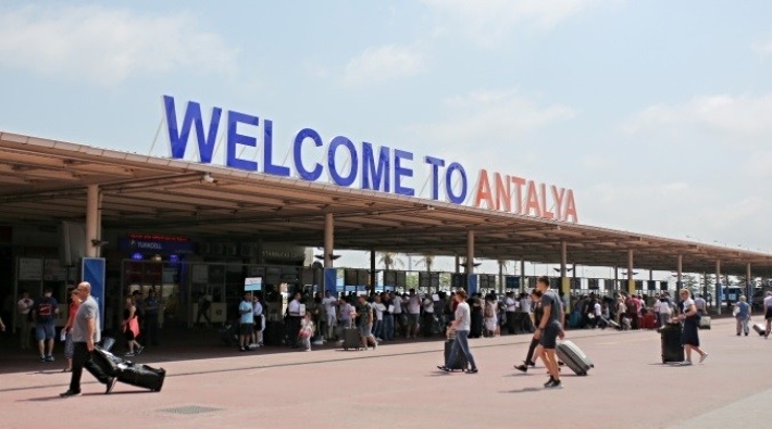 Antalya’ya iki günde 72 binden fazla Rus turist geldi
