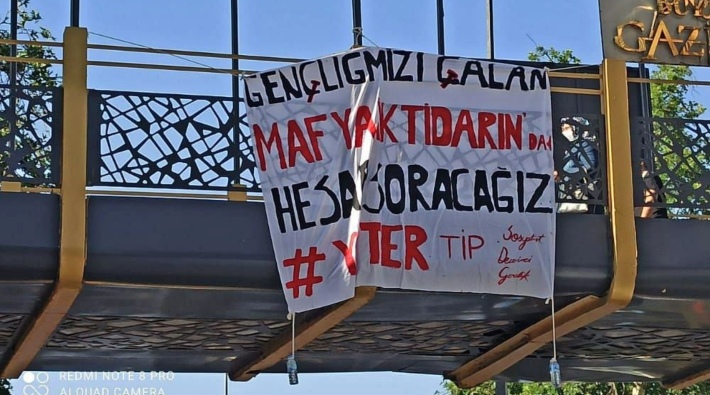 Antep'te 'Gençliğimizi çalan mafya iktidarından hesap soracağız' pankartı asan TİP üyelerine gözaltı