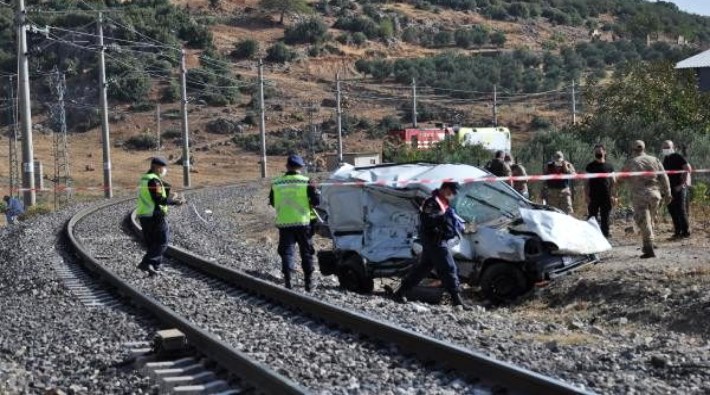 Antep'te tren, ticari araca çarptı: 1'i çocuk 2 kişi yaşamını yitirdi