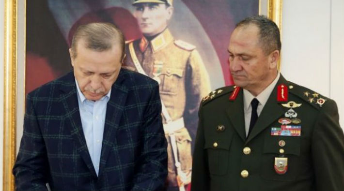 Apoletlerini bizzat Erdoğan söktü