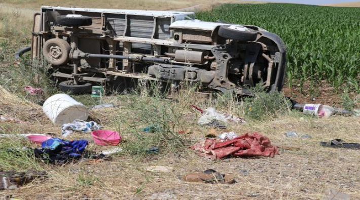 İşçileri taşıyan araç devrildi: 1 çocuk öldü, 34 kişi yaralandı