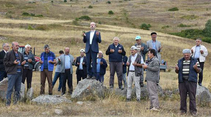 Ardahan'da köylüler kurban kesip yağmur duasına çıktı