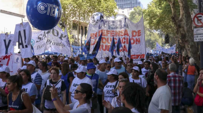 Arjantin'de hükümeti protesto eden öğretmenler eğitime başlamadı