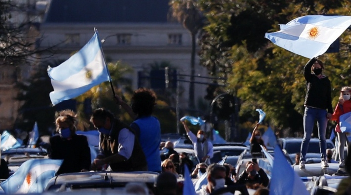 Arjantin'de halk, hükümetin koronavirüs politikalarını protesto etmek için sokaklarda