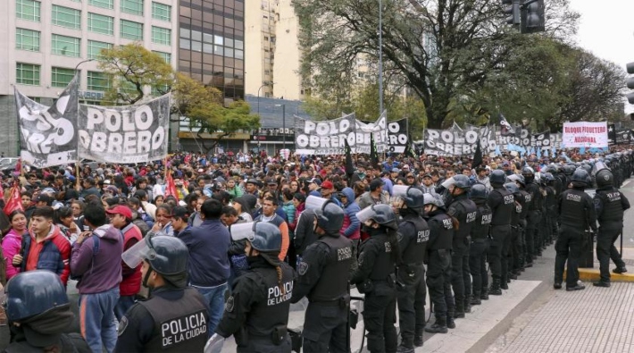 Arjantin'de kriz ve yoksulluğu protesto eden emekçilere polis saldırdı