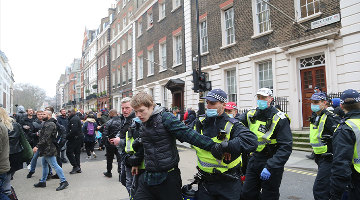 Londra’da aşı karşıtlarının gösterisine polis müdahalesi