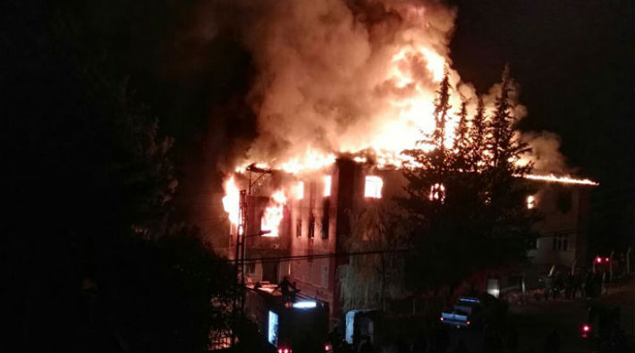Adana'da öğrenci yurdunda yangın: 12 kişi hayatını kaybetti, 22 yaralı