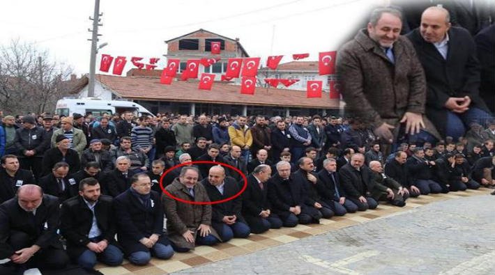 Asker cenazesinde gülen AKP'li vekil üste çıkmaya çalıştı