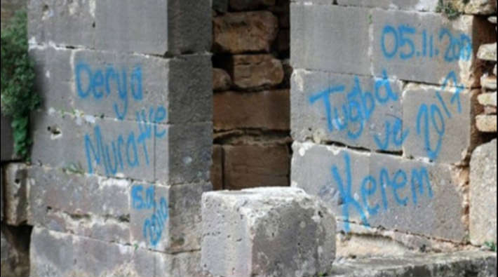 Antalya'da tarihi eserin duvarını karaladılar 
